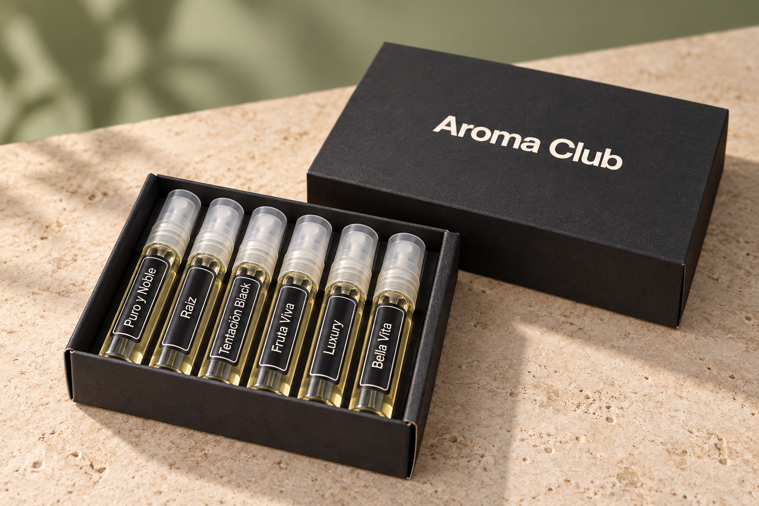 Kit Aroma Club con seis muestras alineadas: Puro y Noble, Raíz, Tentación Black, Fruta Viva, Luxury y Bella Vita; caja negra con logo
